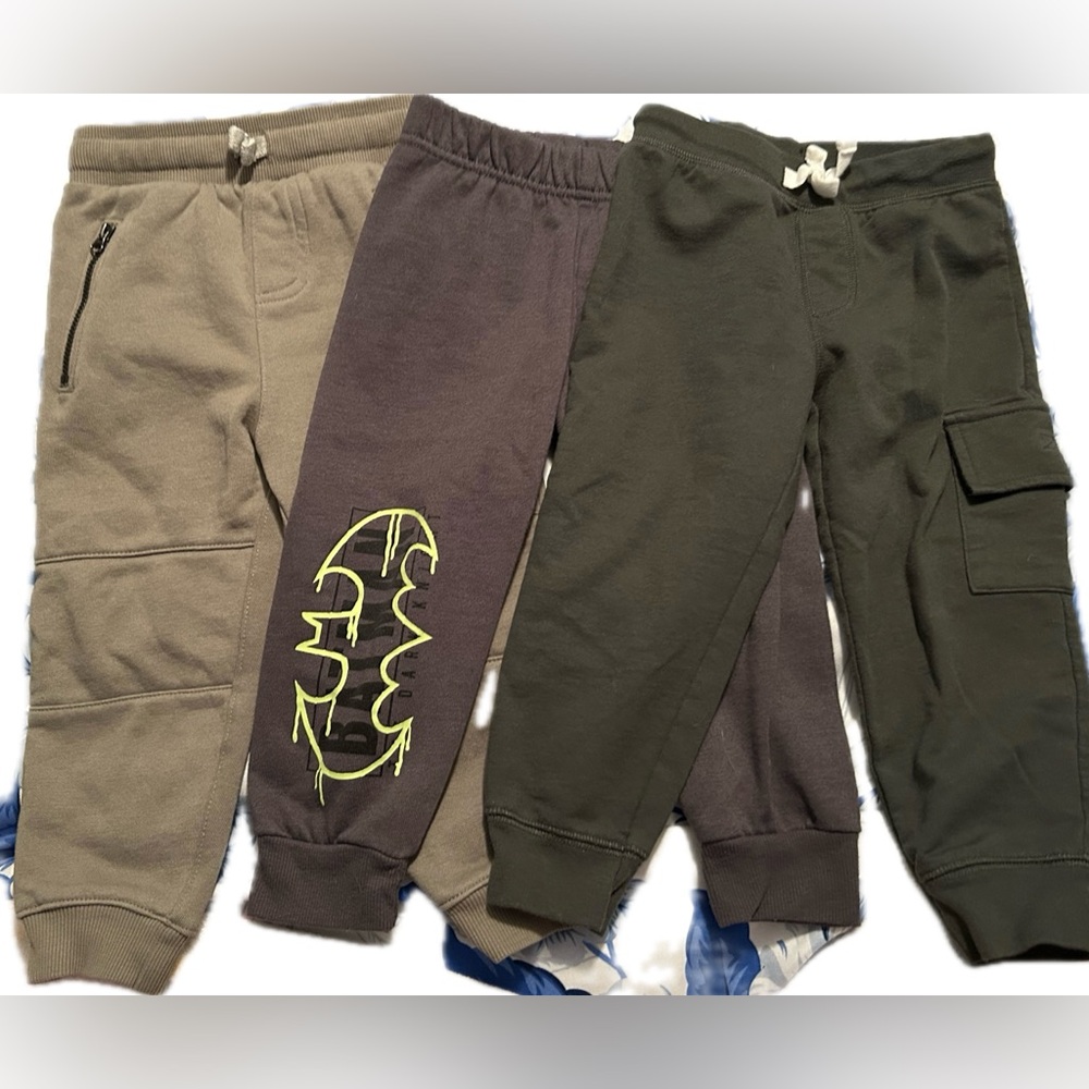 x3 2T pants in great condition! Carter’s, Batman and George brands.
